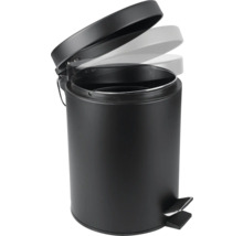 Čierny pedálový kôš s otvoreným vekom.