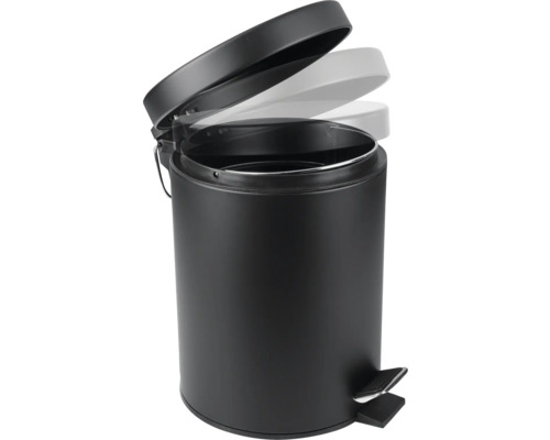 Čierny pedálový kôš s otvoreným vekom.