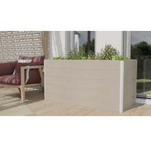 Vyvýšený záhon z drevoplastu s rastlinami na terase