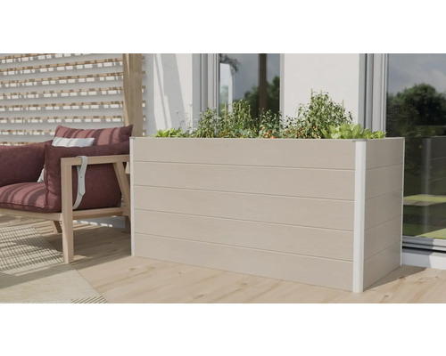 Vyvýšený záhon z drevoplastu s rastlinami na terase