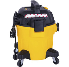 Žltý vysávač na mokré a suché vysávanie s kolieskami a čiernym káblom.