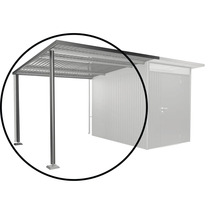 Detailný pohľad na prístrešok pre auto s oceľovými stĺpikmi a kovovou strechou