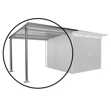 Kovový carport s plochou strechou pri budove