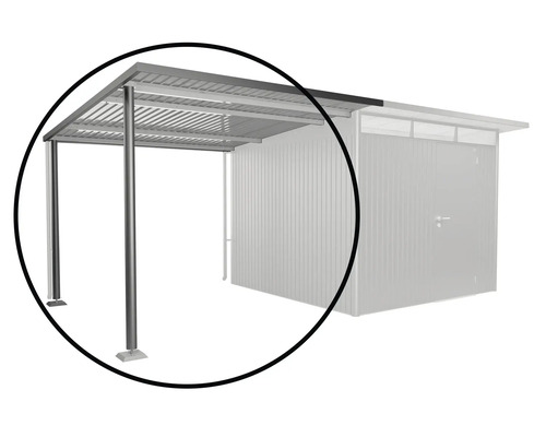 Kovový carport s plochou strechou pri budove