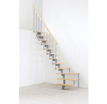 Drevené schodisko s kovovým zábradlím vo svetlej miestnosti