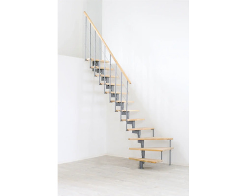 Drevené schodisko s kovovým zábradlím vo svetlej miestnosti