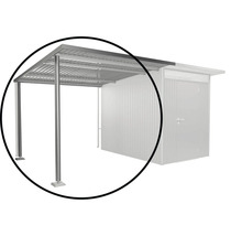 Kovový prístrešok pre auto so stĺpmi a strechou vedľa záhradného domčeka