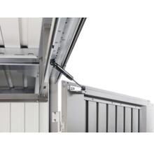 Detailný pohľad na dvere záhradného domčeka s plynovou pružinou