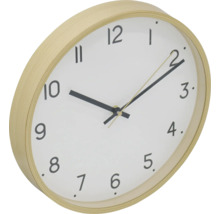Nástenné hodiny so svetlým dreveným rámom a ciferníkom