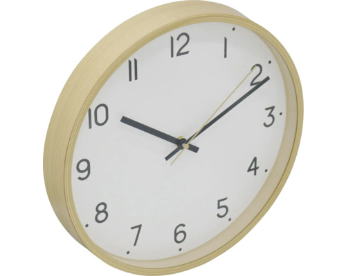 Nástenné hodiny so svetlým dreveným rámom a ciferníkom