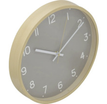 Nástenné hodiny so svetlým dreveným rámom a sivým ciferníkom