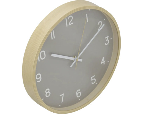 Nástenné hodiny so svetlým dreveným rámom a sivým ciferníkom