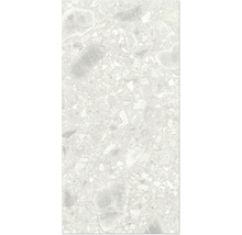 Detailný záber dlaždice s terazzovým vzhľadom