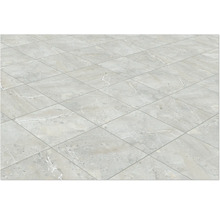 Pokládka podlahových dlaždíc s mramorovým vzhľadom