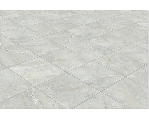 Pokládka podlahových dlaždíc s mramorovým vzhľadom