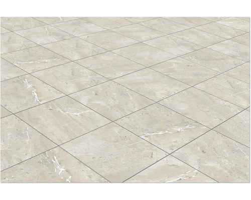 Podlaha so štvorcovými dlaždicami vo vzhľade mramoru.