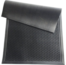 Čierna gumová rohož s drenážnymi otvormi a rebrovaným povrchom