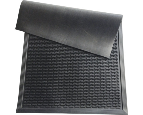 Čierna gumová rohož s drenážnymi otvormi a rebrovaným povrchom