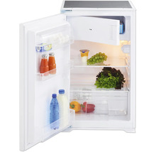 Otvorená biela chladnička plná potravín