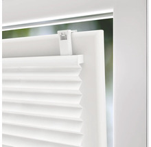 Detail bielej plisovanej žalúzie na okne