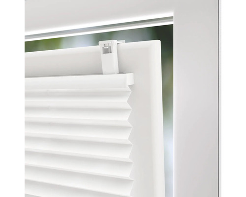 Detail bielej plisovanej žalúzie na okne