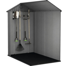 Záhradná búda so záhradným náradím ako rýle, hrable a motyky