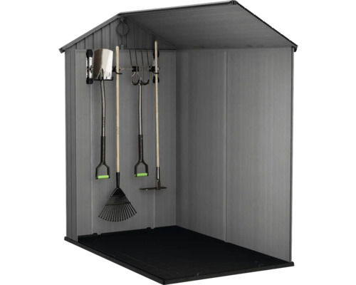 Záhradná búda so záhradným náradím ako rýle, hrable a motyky