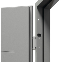 Detail oceľovej zárubne s dverným krídlom a závesom