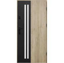 Vchodové dvere s dvoma bielymi ozdobnými lištami a kovaním