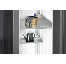 Vnútorný pohľad na skriňu na náradie s policami, na ktorých je umiestnená kanva, záhradné rukavice a záhradné náradie