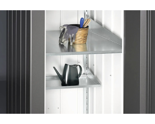 Vnútorný pohľad na skriňu na náradie s policami, na ktorých je umiestnená kanva, záhradné rukavice a záhradné náradie