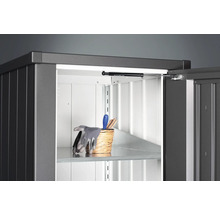 Otvorená záhradná skriňa s policou a záhradným náradím