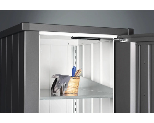 Otvorená záhradná skriňa s policou a záhradným náradím