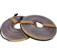 Dve role LED pásov s pripojovacím káblom.