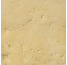 Nažltlá stena s nerovnomernou štruktúrou omietky.