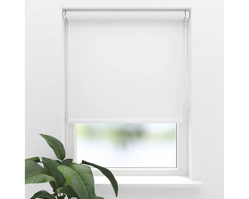 Okno s bielou roletou a retiazkovým ovládaním