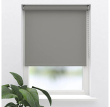 Sivá roleta v okne s reťazovým ovládaním