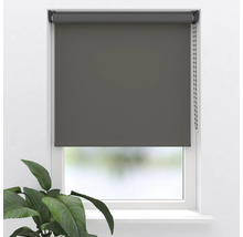 Sivá roleta v okne s retiazkovým ovládaním