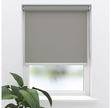 Sivá roleta v okne s ovládacou retiazkou