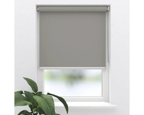 Sivá roleta v okne s ovládacou retiazkou