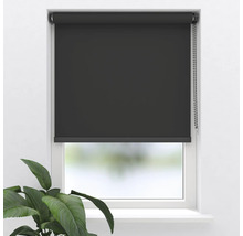 Čierna roleta pred oknom