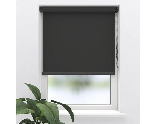 Čierna roleta pred oknom