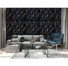 Obývacia izba s dlaždicami so vzhľadom mramoru, pohovkou a kreslom