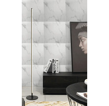 Stojacia lampa v modernom obývacom priestore s nábytkom