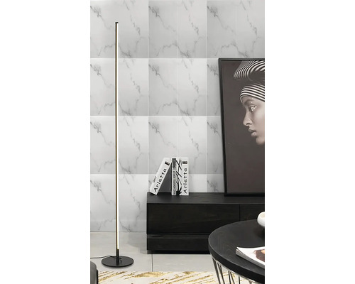 Stojacia lampa v modernom obývacom priestore s nábytkom