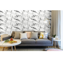 Obývacia izba so sivou sedačkou a nástennými dlaždicami so vzhľadom mramoru