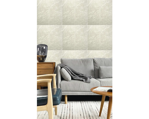 Obývacia izba s obkladom stien so vzhľadom mramoru, sivou pohovkou a drevenými prvkami