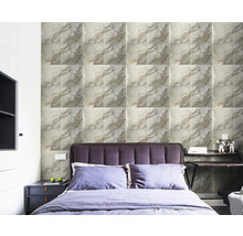 Spálňa s obkladom stien so vzhľadom mramoru, posteľ a nočný stolík