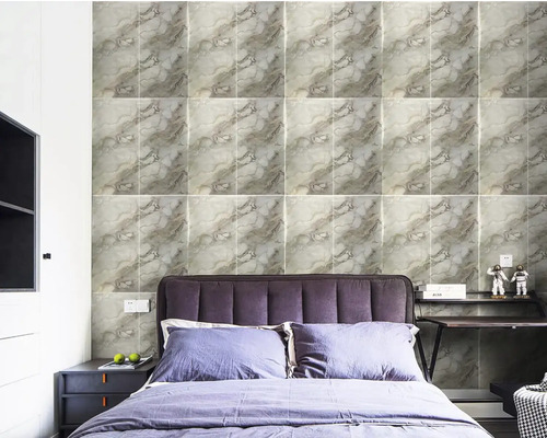 Spálňa s obkladom stien so vzhľadom mramoru, posteľ a nočný stolík