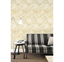 Obývacia izba s obkladmi stien so vzhľadom mramoru, stojacou lampou a pruhovanou pohovkou.